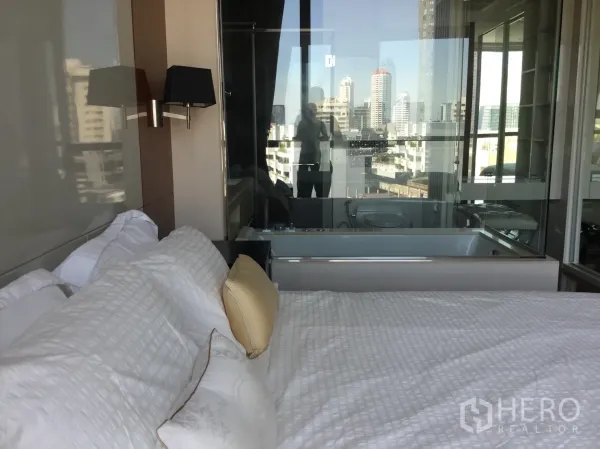 คอนโด ให้เช่าในKhlong Toei, Bangkok - ห้องนอนวิวเมือง กั้นกระจกเชื่อมห้องน้ำพร้อมอ่างอาบน้ำบิลต์อิน