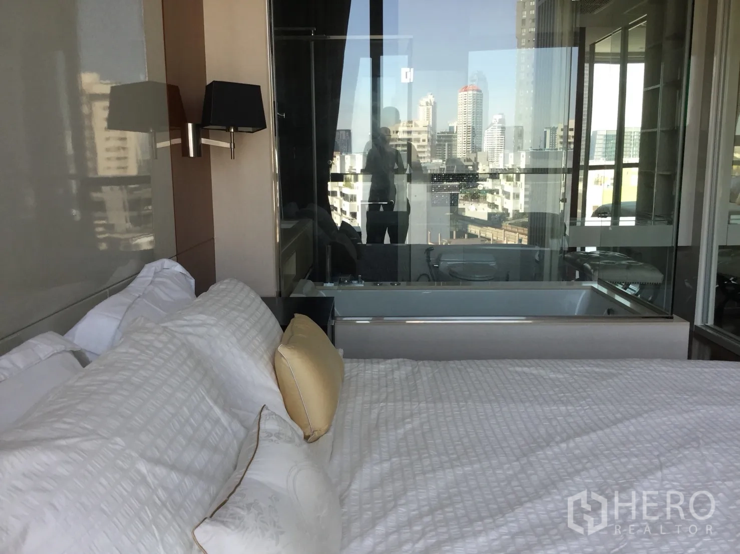 คอนโด ให้เช่าในKhlong Toei, Bangkok - ห้องนอนวิวเมือง กั้นกระจกเชื่อมห้องน้ำพร้อมอ่างอาบน้ำบิลต์อิน