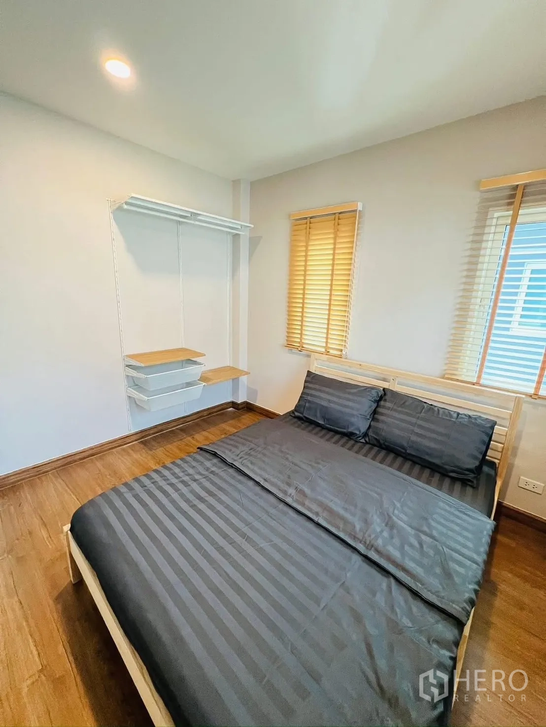 บ้านเดี่ยว for rent in Prawet, Bangkok - ห้องนอนขนาดกะทัดรัดมีเตียง ม่านบังแสง และชั้นวางติดผนังแบบโมดูลาร์.