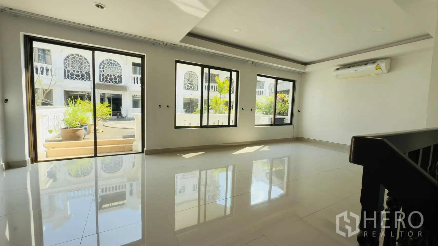 ทาวน์เฮาส์ for rent in Watthana, Bangkok - พื้นที่นั่งเล่นชั้นบนมีประตูกระจกสไลด์เปิดสู่เทอเรซและหน้าต่างบานใหญ่ มีเครื่องปรับอากาศ