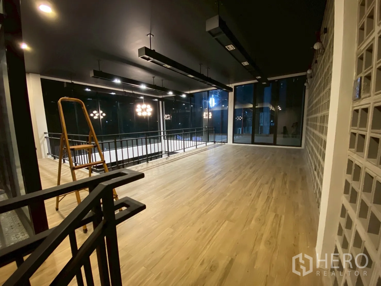 Detached House for sale in Mueang Nakhon Pathom, Nakhon Pathom - Upper mezzanine with wood floors, floor-to-ceiling windows and balcony-style railing.