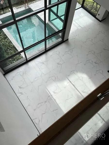 บ้าน ขายในBang Kruai, Nonthaburi - มุมมองจากชั้นลอยสู่โถงเพดานสูงและสระส่วนตัวด้านนอก