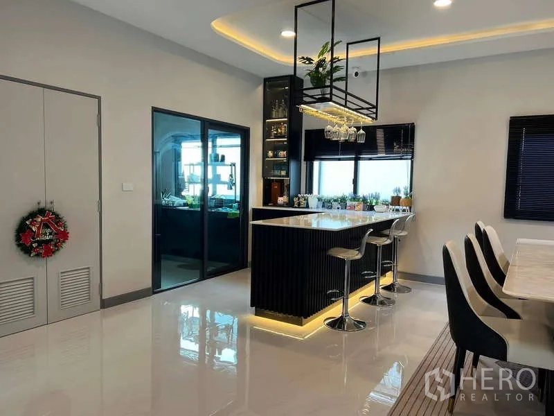 Detached House for rent in Bang Phli, Samut Prakan - Sleek kitchen with island breakfast bar, hanging rack and glass pantry.