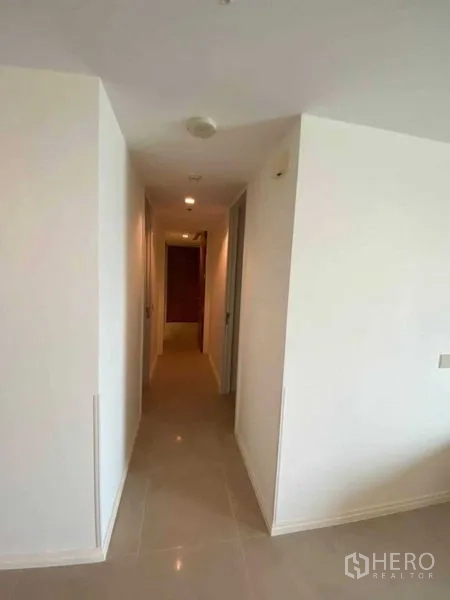 คอนโด ให้เช่าในKhlong San, Bangkok - โถงทางเดินสว่าง เชื่อมสู่ห้องนอนและห้องน้ำในคอนโดสมัยใหม่