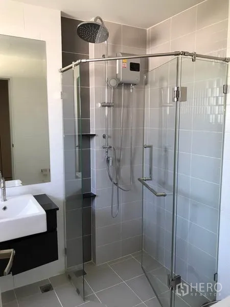 Detached House for rent in Bang Phli, Samut Prakan - Bathroom with glass-enclosed shower, rain shower head and tiled walls.