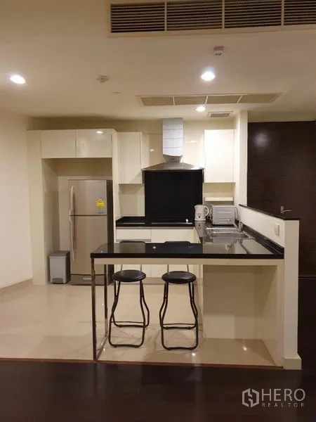 คอนโด ให้เช่าในKhlong San, Bangkok - ห้องครัวยุคใหม่ ตู้สีขาว เคาน์เตอร์ดำ บาร์ทานอาหารพร้อมสตูล ตู้เย็นสแตนเลส