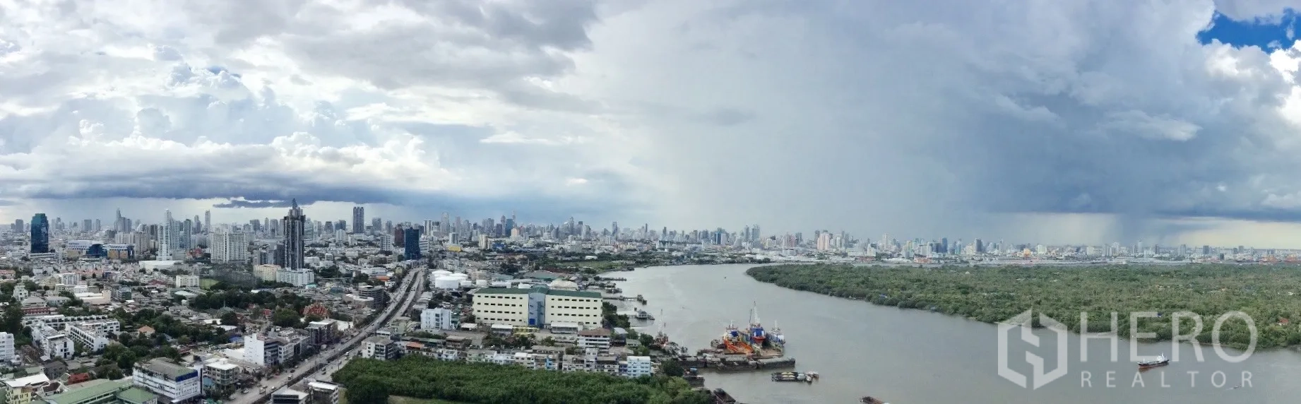公寓 for sale in Yan Nawa, Bangkok - 宽幅全景呈现河道曲线与城市天际线，云层壮观。