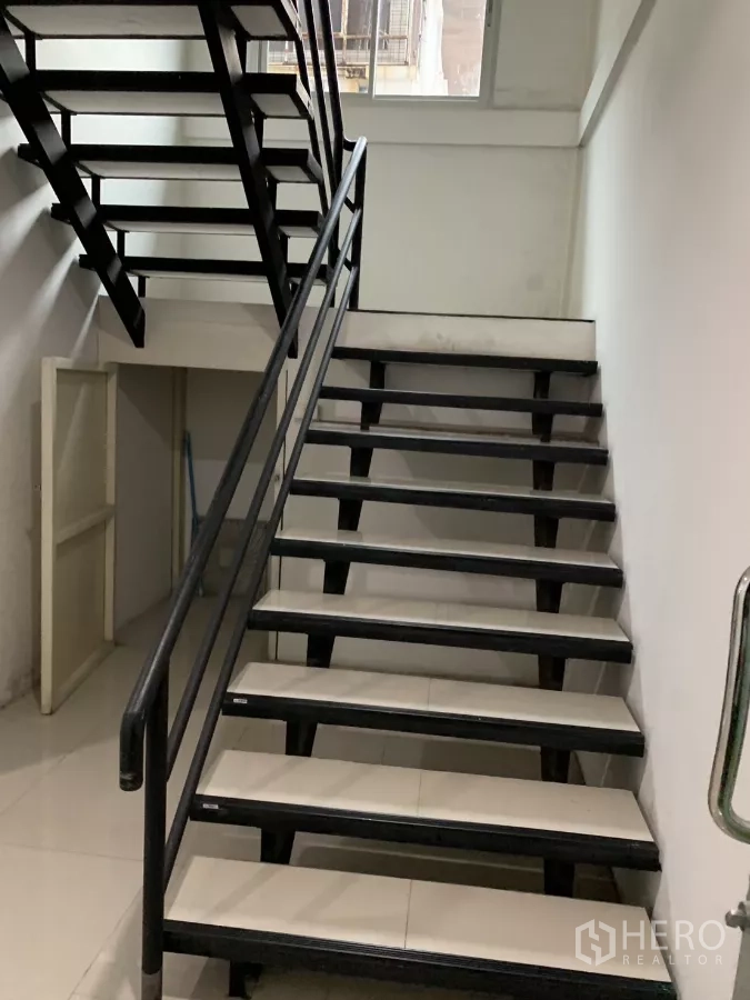 คลังสินค้า ให้เช่าในBang Kapi, Bangkok - บันไดโครงเหล็กพร้อมราวจับสีดำและขั้นปูกระเบื้อง ใกล้หน้าต่าง