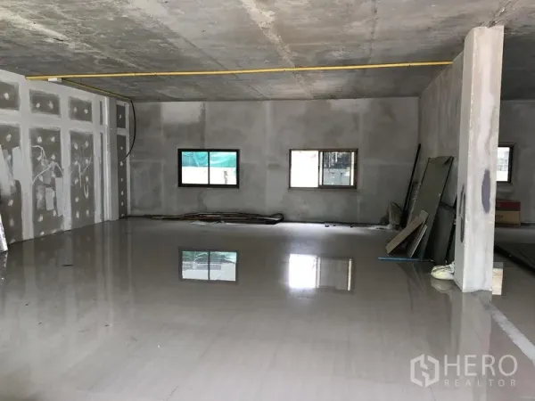 零售空间 出租在Wang Thonglang, Bangkok - 未完成装修的室内，亮面地砖、混凝土墙顶，两扇窗与外露管线，便于定制施工