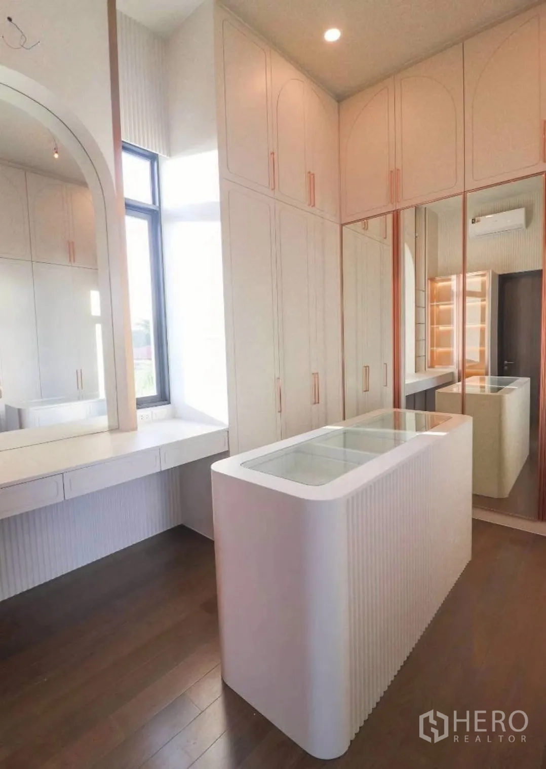 บ้านเดี่ยว for sale in Bang Khen, Bangkok - ห้องแต่งตัวสว่างพร้อมตู้เสื้อผ้าบิลท์อินบานกระจกและไอส์แลนด์