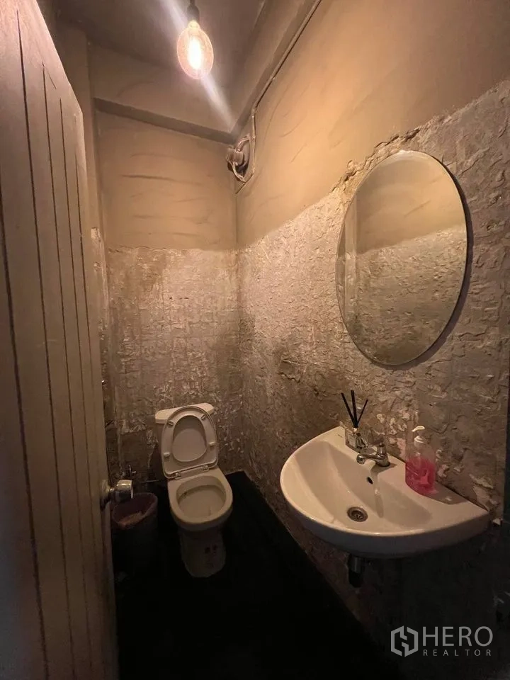 店屋 出租在Watthana, Bangkok - 客用卫生间，圆镜、台盆和坐便器。