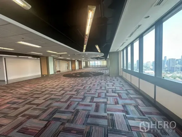 Office Space for rent in Khlong Toei, Bangkok - Open-plan office with wall-to-wall windows and Bangkok skyline views.