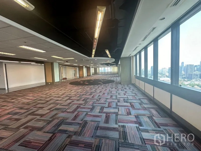 Office Space for rent in Khlong Toei, Bangkok - Open-plan office with wall-to-wall windows and Bangkok skyline views.
