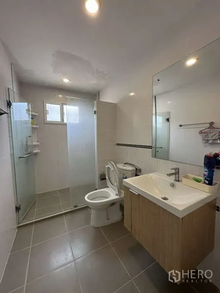 บ้าน ขายในSai Mai, Bangkok - ห้องน้ำชั้นบนมีตู้กระจกกั้นอาบน้ำ อ่างล้างหน้า และโถสุขภัณฑ์