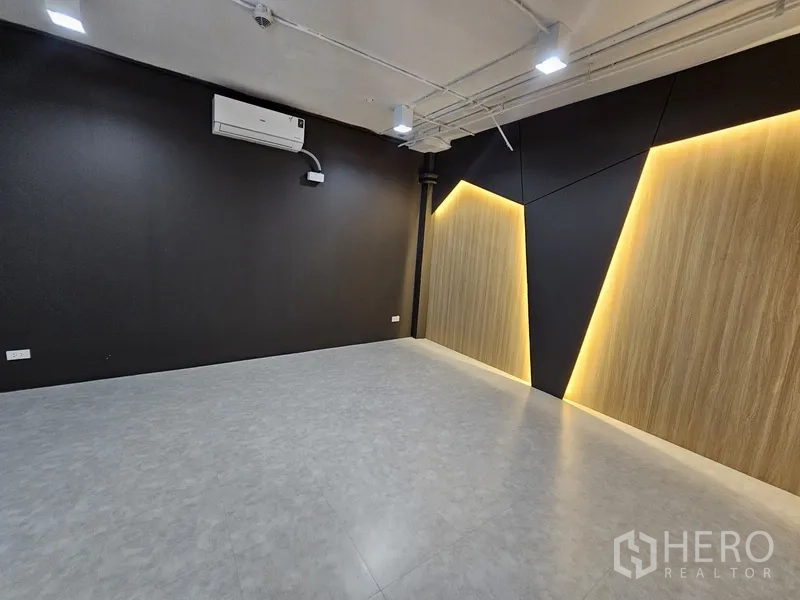 零售空间 出租 - 极简空间，木质装饰面与暖色背光的特色墙。