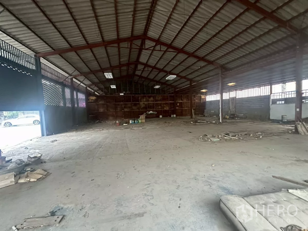 คลังสินค้า ให้เช่าหรือขายในYan Nawa, Bangkok - ฮอลล์เปิดโล่ง เพดานสูง มีช่องระบายอากาศและแสงธรรมชาติ