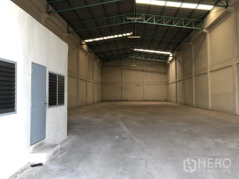 货栈 出租在Khlong Luang, Pathum Thani - 仓库内部通透无柱，高钢结构屋顶，带小型办公间。