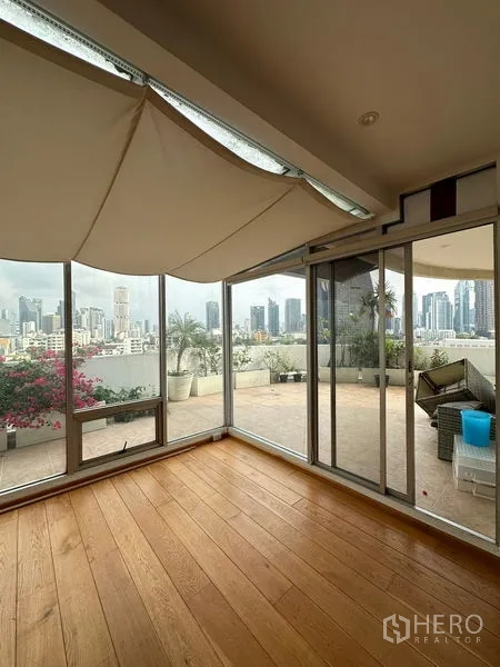 คอนโด ให้เช่าในKhlong Toei, Bangkok - มุมซันรูมกระจกเต็มบานเชื่อมต่อระเบียงกว้าง เห็นวิวสกายไลน์