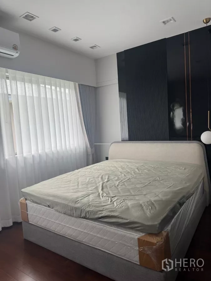 บ้าน ให้เช่าในLat Krabang, Bangkok - ห้องนอนสว่าง เตียงขนาดใหญ่ ผ้าม่านบาง และผนังไฮกลอส