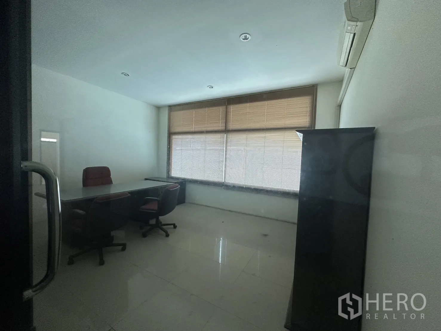 工厂 出租或出售在Prawet, Bangkok - 行政办公室，配置办公桌、座椅和大窗百叶。