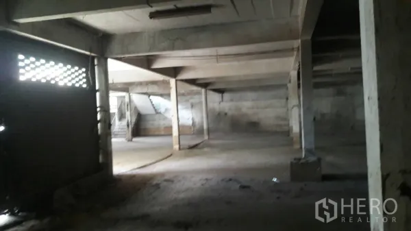 工厂 出租在Lam Luk Ka, Pathum Thani - Lam Luk Ka 工厂内部：混凝土大空间、梁柱与室内楼梯