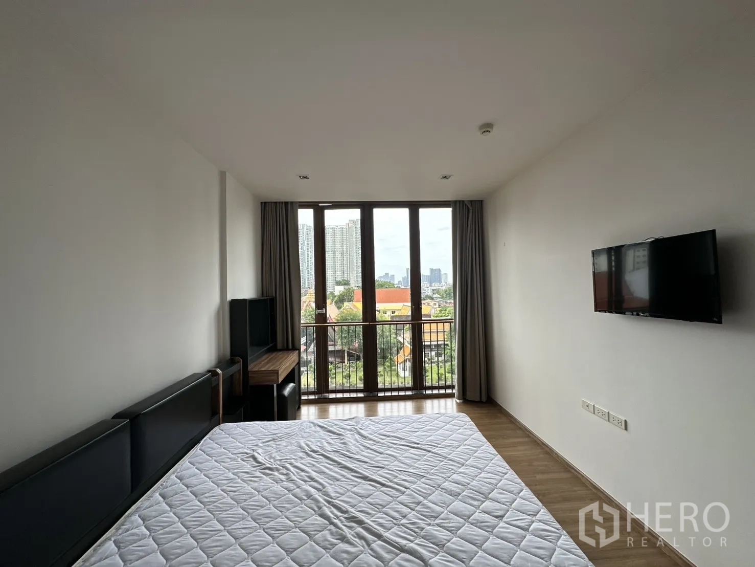 คอนโด for rent in Watthana, Bangkok - ห้องนอนสว่างมีหน้าต่างบานใหญ่ ทีวีติดผนัง และวิวเมือง