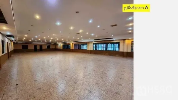 Retail Space for rent in Yan Nawa, Bangkok - Expansive event-ready room with downlights, tiled floor and multiple windows for natural light.