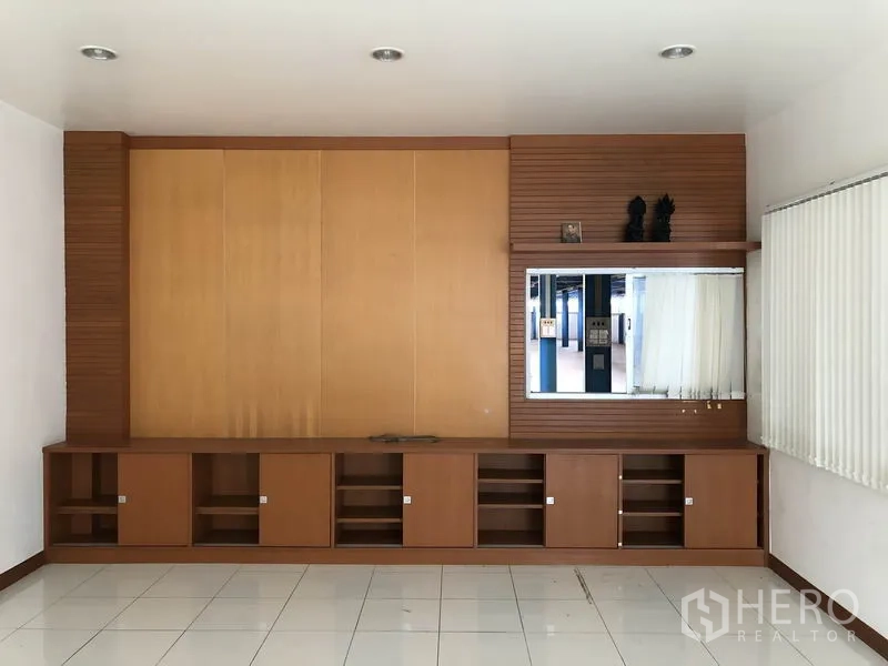 工厂 出租在Sai Noi, Nonthaburi - 办公室内的木质内置柜与展示墙