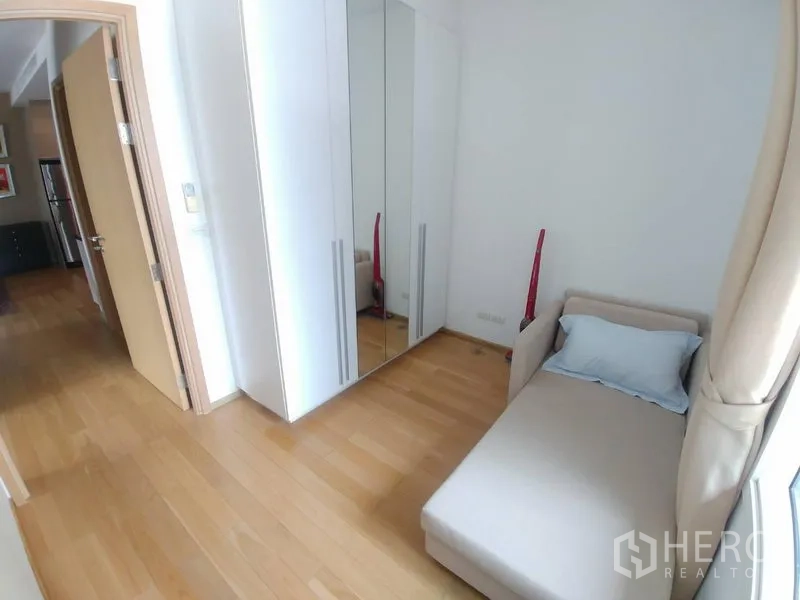 คอนโด ให้เช่าหรือขายในWatthana, Bangkok - ห้องนอนเล็กอบอุ่น เตียงเดี่ยว พร้อมตู้เสื้อผ้าบานกระจกติดหน้าต่าง