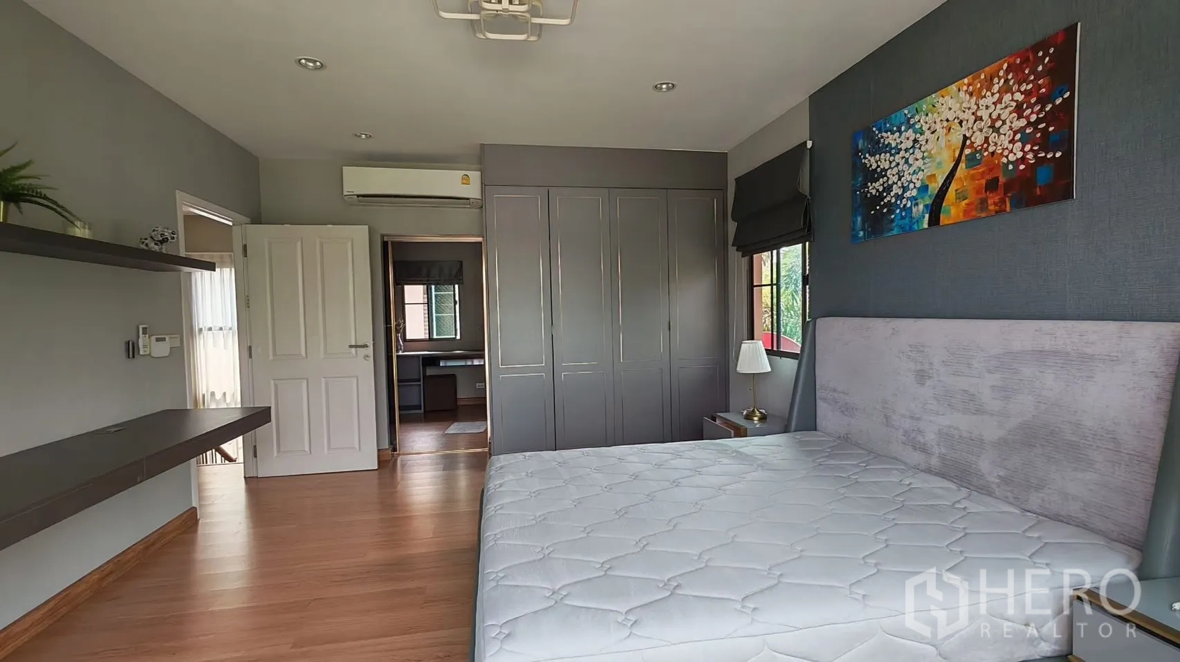 独栋房屋 for rent or sale in Bang Phli, Samut Prakan - 次卧配内置衣柜与大窗户，色调素雅。