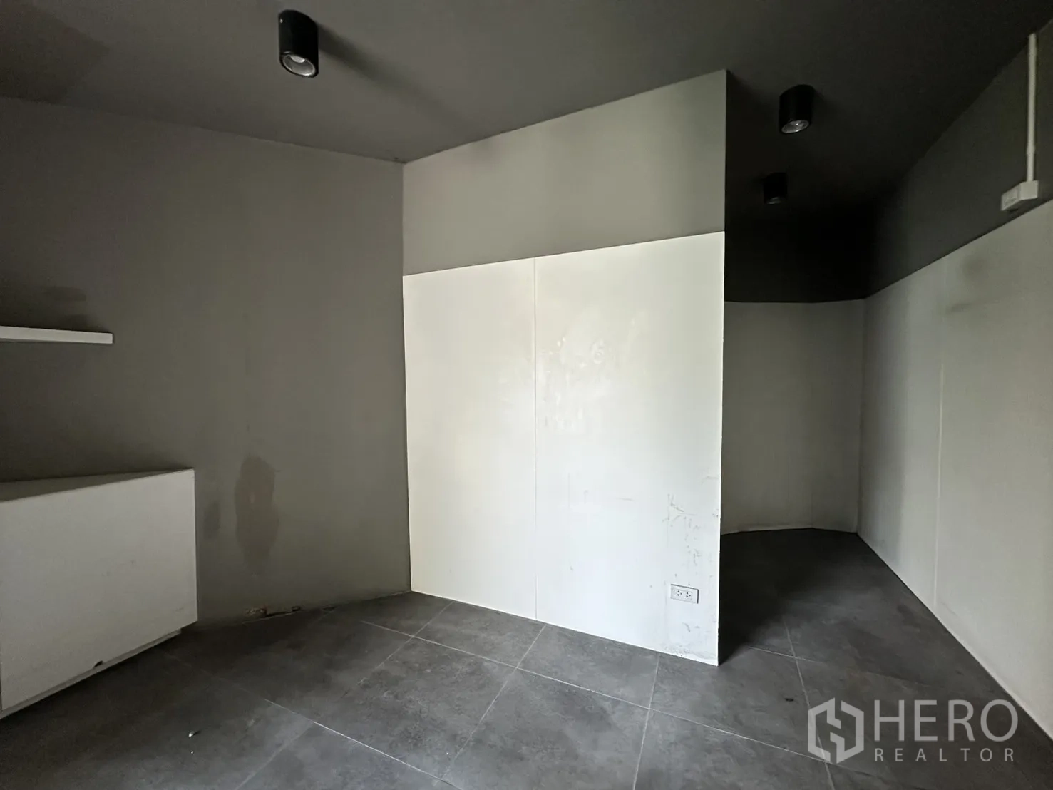 Retail Space for rent in Watthana, Bangkok - Glass-fronted entry to the retail unit next to the stairwell.