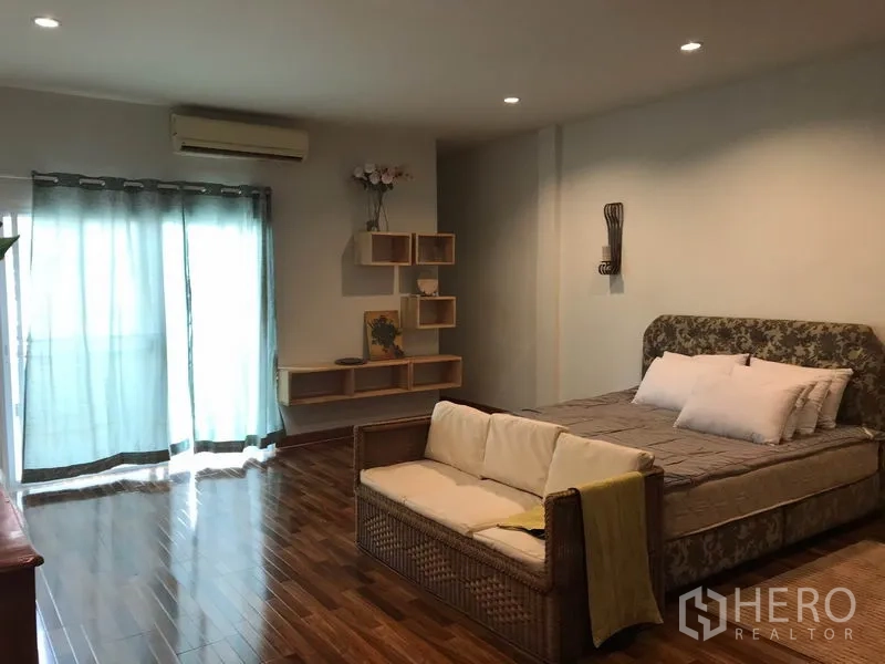 ทาวน์เฮาส์ ให้เช่าหรือขายในPhra Khanong, Bangkok - ห้องนอนใหญ่ เตียงคิง โซฟา แอร์ และชั้นโชว์