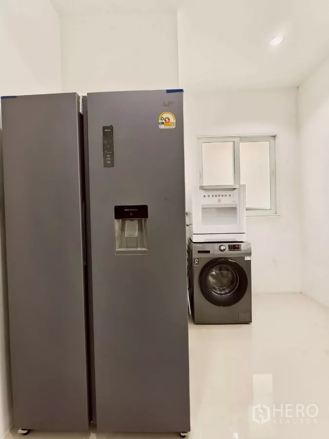 独立式住宅 出租在Khlong Luang, Pathum Thani - 生活阳台区，双开门冰箱、洗衣机和烘干机