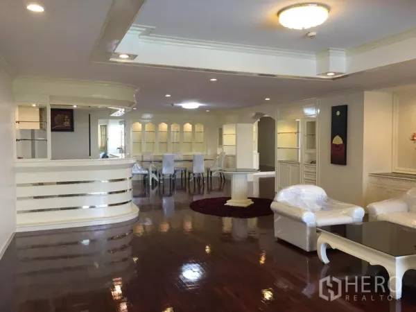 คอนโด ให้เช่าในWatthana, Bangkok - โถงรับแขกแบบเปิด พร้อมบาร์บิวต์อิน พื้นไม้เงาและมุมทานอาหาร