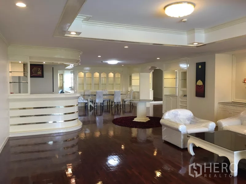 คอนโด ให้เช่าในWatthana, Bangkok - โถงรับแขกแบบเปิด พร้อมบาร์บิวต์อิน พื้นไม้เงาและมุมทานอาหาร