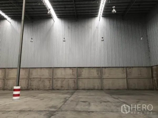 คลังสินค้า ให้เช่าในLam Luk Ka, Pathum Thani - ผนังเมทัลชีท โคมไฮเบย์ และพื้นคอนกรีตเสริมความแข็งแรง