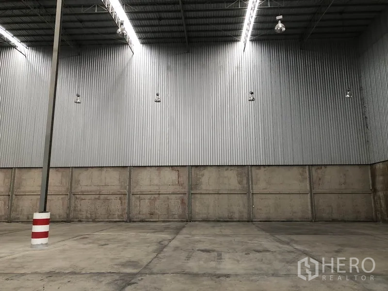 คลังสินค้า ให้เช่าในLam Luk Ka, Pathum Thani - ผนังเมทัลชีท โคมไฮเบย์ และพื้นคอนกรีตเสริมความแข็งแรง