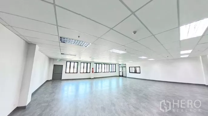 工厂 出租在Samut Prakan - 明亮的办公室，吊顶、LED灯与大窗，耐磨地面