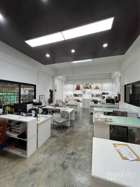 货栈 出售在Bang Bua Thong, Nonthaburi - 明亮开放式办公区，多张工位与抛光混凝土地面。