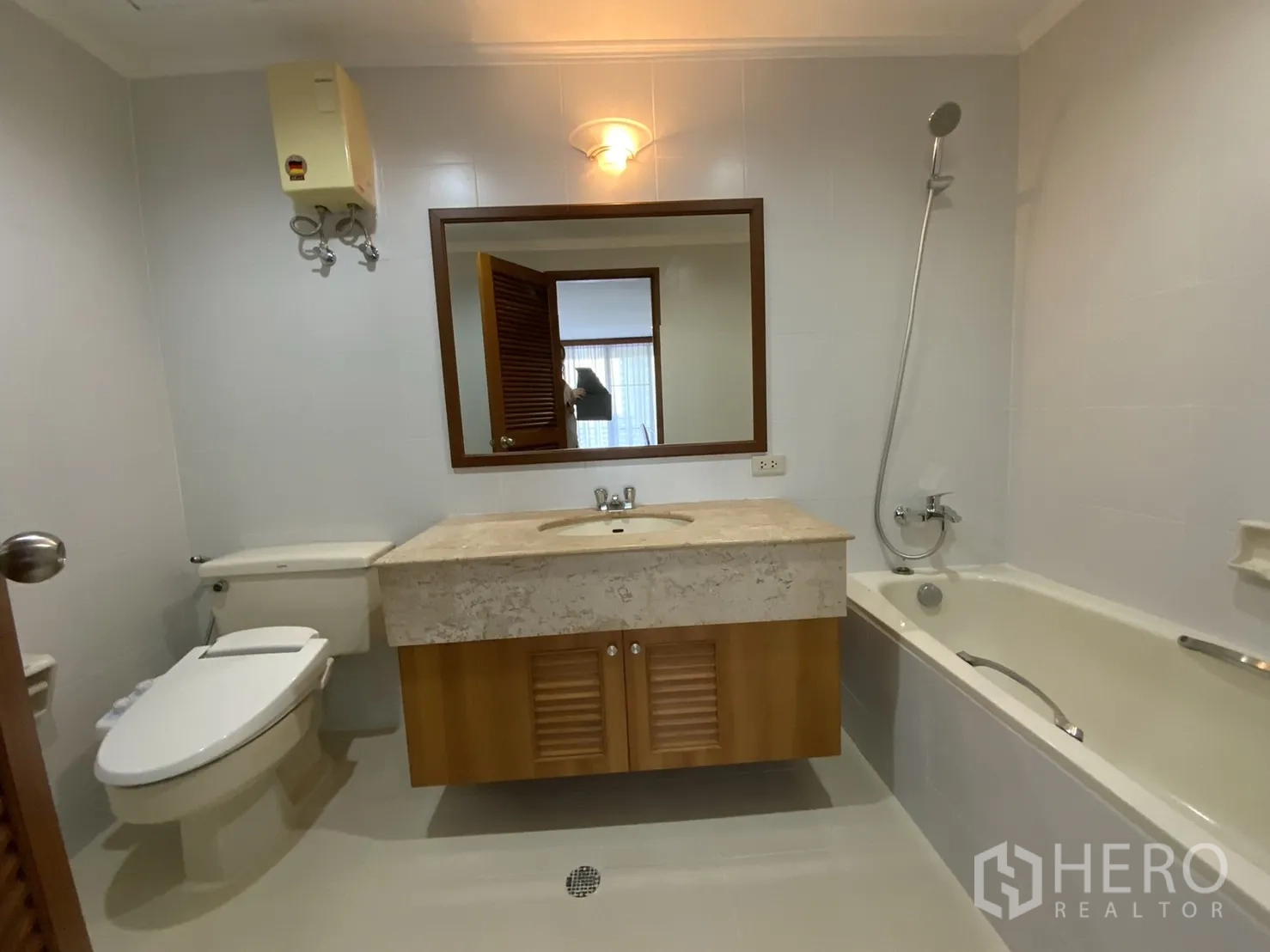 คอนโด ให้เช่าในWatthana, Bangkok - ห้องน้ำพร้อมอ่างอาบน้ำ ชุดฝักบัวติดผนัง และเคาน์เตอร์หิน