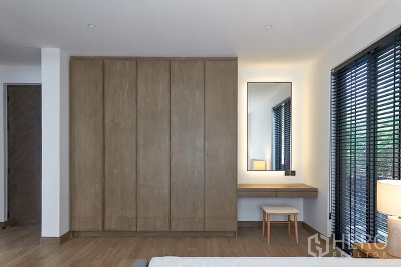 บ้าน ให้เช่าในWatthana, Bangkok - ตู้เสื้อผ้าบิวท์อิน พร้อมโต๊ะเครื่องแป้งและกระจกมีไฟ