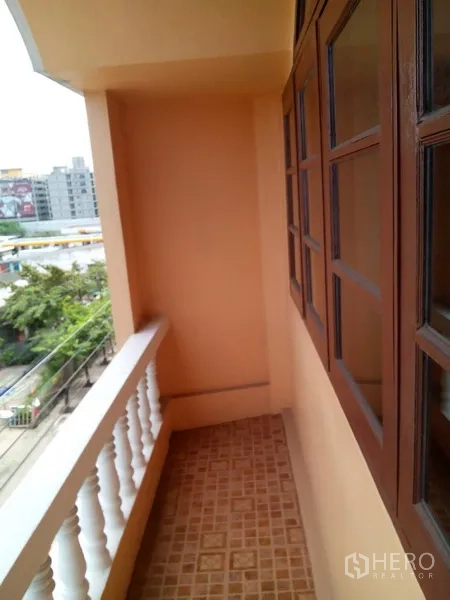 อาคารพาณิชย์ ให้เช่าในPhra Khanong, Bangkok - ระเบียงแคบปูกระเบื้องพร้อมราวลูกกรงสีขาวมองเห็นถนน