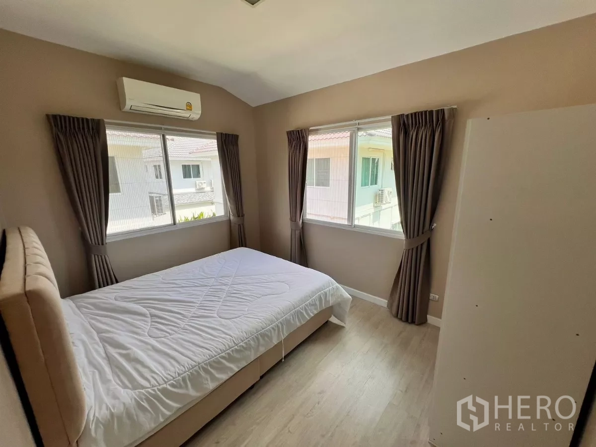 บ้าน ให้เช่าในLat Krabang, Bangkok - ห้องนอนสว่าง เตียงคู่ หน้าต่างสองด้าน และเครื่องปรับอากาศ