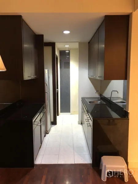 บ้าน ให้เช่าในWang Thonglang, Bangkok - ครัวแบบแกลลีย์ ตู้บิวท์อินสีเข้ม เคาน์เตอร์หินสีดำ อ่างล้างจาน และตู้เย็น