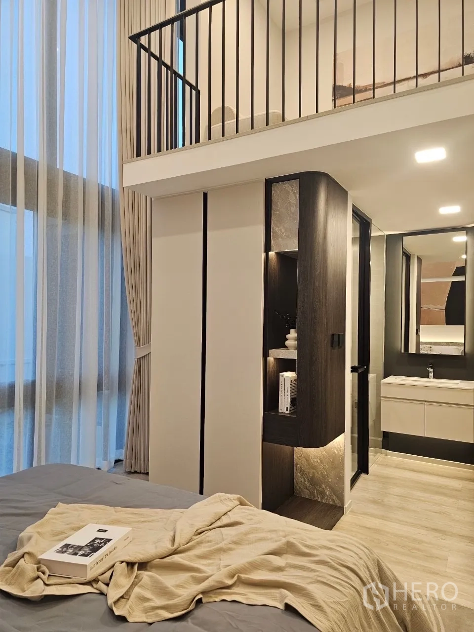 独立式住宅 出租在Saphan Sung, Bangkok - 卧室一角，内置柜、梳妆台与套内洗手台。