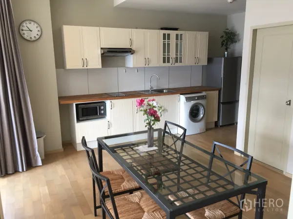 คอนโด ให้เช่าหรือขายในWatthana, Bangkok - ครัวบิลท์อินท็อปไม้ พร้อมตู้เย็น ไมโครเวฟ เครื่องซักผ้า และโต๊ะทานอาหารกระจก