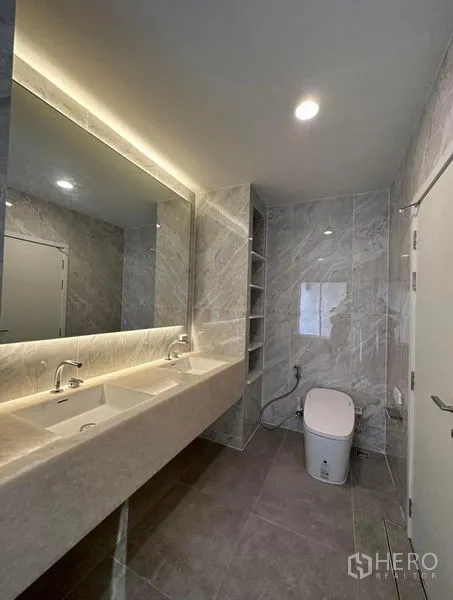 联排别墅 出租在Yan Nawa, Bangkok - 当代风浴室，双台盆长台面与背光镜