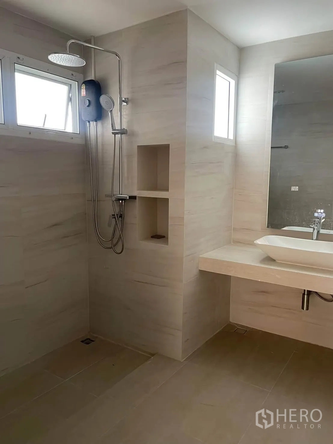 ทาวน์เฮาส์ for rent in Huai Khwang, Bangkok - ห้องอาบน้ำกว้างพร้อมฝักบัวเรนชาวเวอร์ มือถืออาบน้ำ และช่องเก็บของในผนัง.