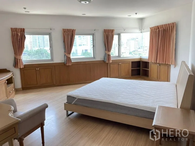 คอนโด ให้เช่าในKhlong Toei, Bangkok - ห้องนอนมาสเตอร์มุมอาคาร มีหน้าต่างหลายบาน ตู้บิวท์อิน และวิวเมือง