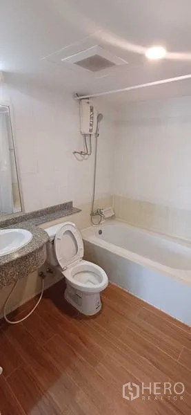 คอนโด ขายในPathum Wan, Bangkok - ห้องน้ำสะอาด มีอ่างอาบน้ำพร้อมฝักบัว โถสุขภัณฑ์ และเคาน์เตอร์ล้างหน้าท็อปหินแกรนิต